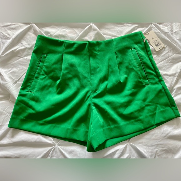 ✨ NEW ✨ Green Midi Short - Picture 1 of 2